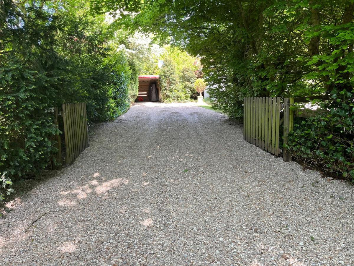 Gezellige Bungalow Op Steenworp Afstand Van Het Strand Ouddorp Exterior foto